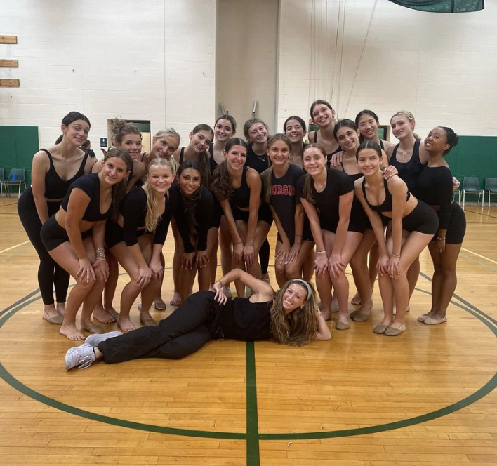 Ramapo Dance Team gathers for a picture with guest choreographer Molly Davison.