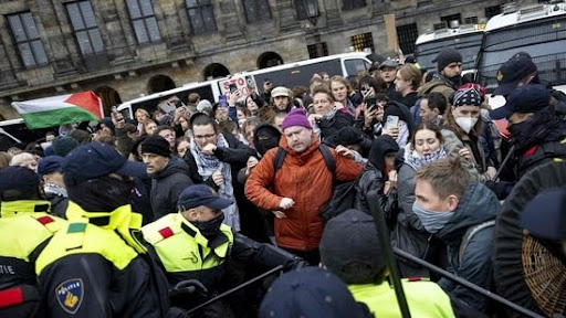 Police attempting to handle the situation in Amsterdam (Hindustan Times)
