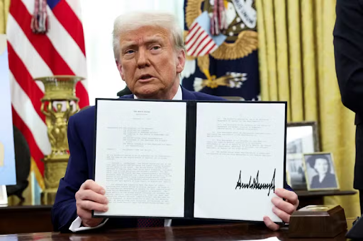 Donald Trump holding an executive order on increasing tariffs (Le Monde)
