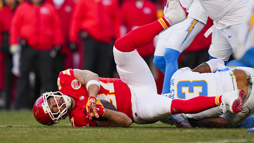 Travis Kelce and the Chiefs moments before being eliminated from playoff contention - December 2025 (si.com - Jay Biggerstaff / Imagn Images)